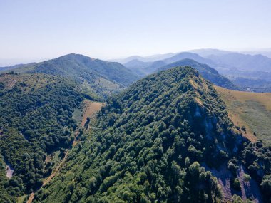 Bulgaristan 'ın Lovech bölgesinin Teteven kasabası yakınlarındaki Balkan Dağı' nın hava manzarası