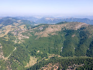 Bulgaristan 'ın Lovech bölgesinin Teteven kasabası yakınlarındaki Balkan Dağı' nın hava manzarası