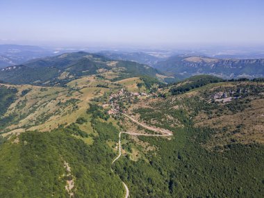 Bulgaristan 'ın Lovech bölgesinin Teteven kasabası yakınlarındaki Balkan Dağı' nın hava manzarası