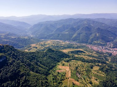 Bulgaristan 'ın Lovech bölgesinin Teteven kasabası yakınlarındaki Balkan Dağı' nın hava manzarası