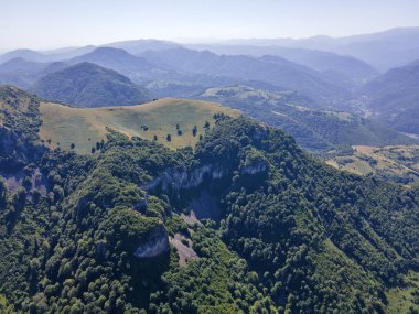 Bulgaristan 'ın Lovech bölgesinin Teteven kasabası yakınlarındaki Balkan Dağı' nın hava manzarası