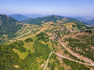 Bulgaristan 'ın Lovech bölgesinin Teteven kasabası yakınlarındaki Balkan Dağı' nın hava manzarası