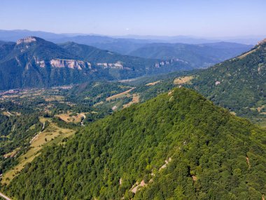 Bulgaristan 'ın Lovech bölgesinin Teteven kasabası yakınlarındaki Balkan Dağı' nın hava manzarası