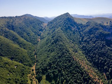 Bulgaristan 'ın Lovech bölgesinin Teteven kasabası yakınlarındaki Balkan Dağı' nın hava manzarası