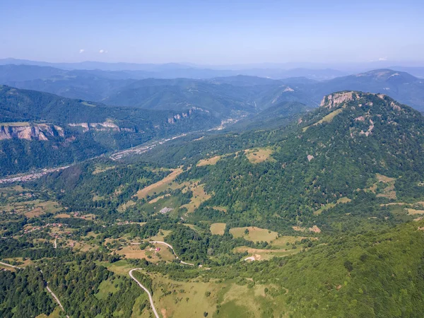 Bulgaristan 'ın Lovech bölgesinin Teteven kasabası yakınlarındaki Balkan Dağı' nın hava manzarası