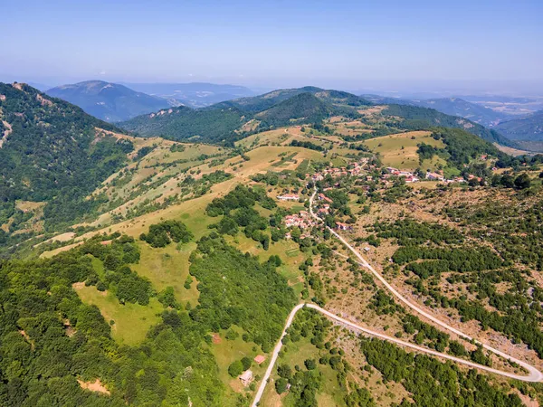 Bulgaristan 'ın Lovech bölgesinin Teteven kasabası yakınlarındaki Balkan Dağı' nın hava manzarası