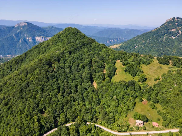 Bulgaristan 'ın Lovech bölgesinin Teteven kasabası yakınlarındaki Balkan Dağı' nın hava manzarası