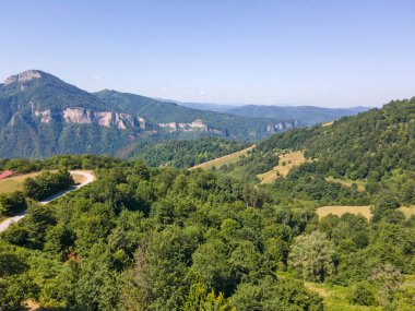 Bulgaristan 'ın Lovech bölgesinin Teteven kasabası yakınlarındaki Balkan Dağı' nın hava manzarası