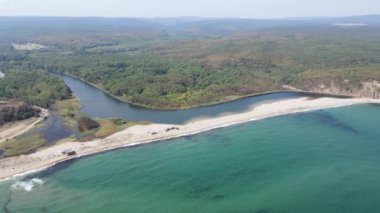 Bulgaristan 'ın Burgaz Bölgesi Sinemorets köyü, Veleka Nehri' nin ağzındaki sahil manzarası