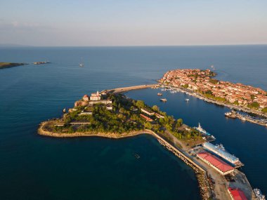 Bulgaristan 'ın Burgaz Bölgesi' ndeki Sozopol limanı ve eski kentin hava gün batımı manzarası