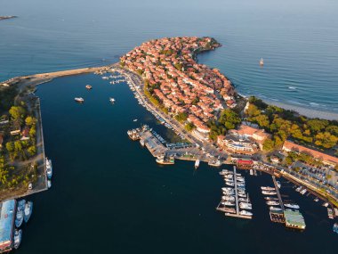 Bulgaristan 'ın Burgaz Bölgesi' ndeki Sozopol limanı ve eski kentin hava gün batımı manzarası