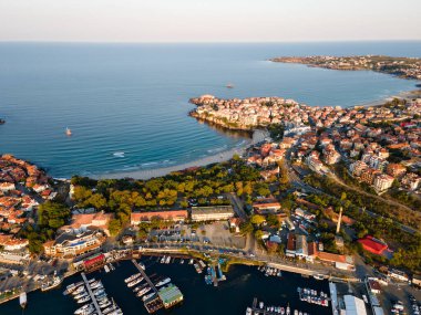 Bulgaristan 'ın Burgaz Bölgesi' ndeki Sozopol limanı ve eski kentin hava gün batımı manzarası