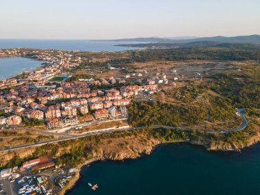 Bulgaristan 'ın Burgaz Bölgesi' ndeki Sozopol limanı ve eski kentin hava gün batımı manzarası