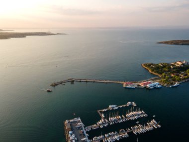 Bulgaristan 'ın Burgaz Bölgesi' ndeki Sozopol limanı ve eski kentin hava gün batımı manzarası