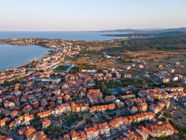 Bulgaristan 'ın Burgaz Bölgesi' ndeki Sozopol limanı ve eski kentin hava gün batımı manzarası