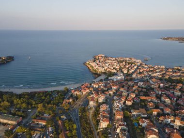 Bulgaristan 'ın Burgaz Bölgesi' ndeki Sozopol limanı ve eski kentin hava gün batımı manzarası