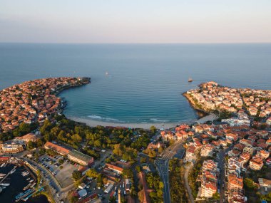 Bulgaristan 'ın Burgaz Bölgesi' ndeki Sozopol limanı ve eski kentin hava gün batımı manzarası