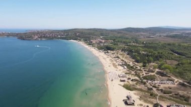 Bulgaristan 'ın Burgaz Bölgesi' nin Sozopol kasabası yakınlarındaki Gradina (Bahçe) plajının havadan manzarası 