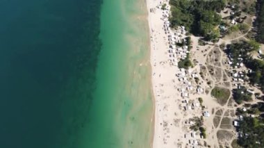 Bulgaristan 'ın Burgaz Bölgesi' nin Sozopol kasabası yakınlarındaki Gradina (Bahçe) plajının havadan manzarası 