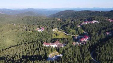 Bulgaristan 'ın Smolyan bölgesinin Pamporovo kentindeki ünlü kayak merkezinin yaz havası manzarası