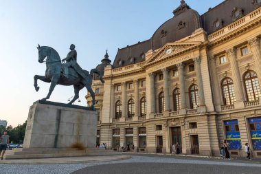 BÜKREŞ, ROMANIA - 17 AĞUSTOS 2021: Romanya 'nın Bükreş kentindeki Üniversite Kütüphanesi önündeki I. Carol Heykeli