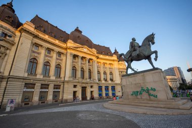 BÜKREŞ, ROMANIA - 17 AĞUSTOS 2021: Romanya 'nın Bükreş kentindeki Üniversite Kütüphanesi önündeki I. Carol Heykeli