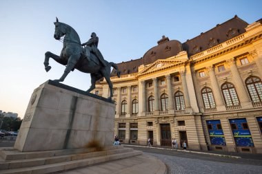 BÜKREŞ, ROMANIA - 17 AĞUSTOS 2021: Romanya 'nın Bükreş kentindeki Üniversite Kütüphanesi önündeki I. Carol Heykeli