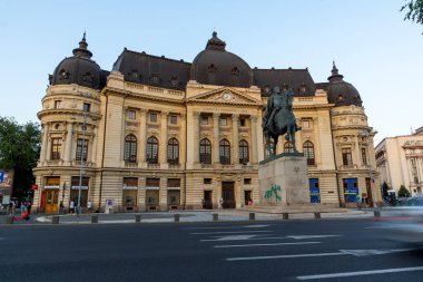 BÜKREŞ, ROMANIA - 17 AĞUSTOS 2021: Romanya 'nın Bükreş kentindeki Üniversite Kütüphanesi önündeki I. Carol Heykeli
