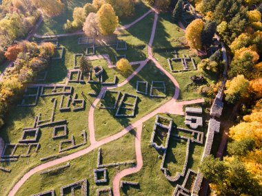 Bulgaristan 'ın Pernik kenti yakınlarındaki Ortaçağ Krakra kalesinin hava manzarası