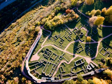 Bulgaristan 'ın Pernik kenti yakınlarındaki Ortaçağ Krakra kalesinin hava manzarası