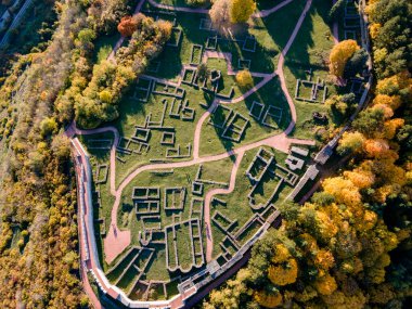 Bulgaristan 'ın Pernik kenti yakınlarındaki Ortaçağ Krakra kalesinin hava manzarası