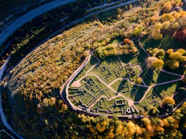 Bulgaristan 'ın Pernik kenti yakınlarındaki Ortaçağ Krakra kalesinin hava manzarası