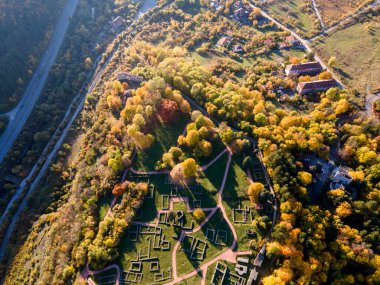 Bulgaristan 'ın Pernik kenti yakınlarındaki Ortaçağ Krakra kalesinin hava manzarası