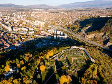 Bulgaristan 'ın Pernik kenti yakınlarındaki Ortaçağ Krakra kalesinin hava manzarası