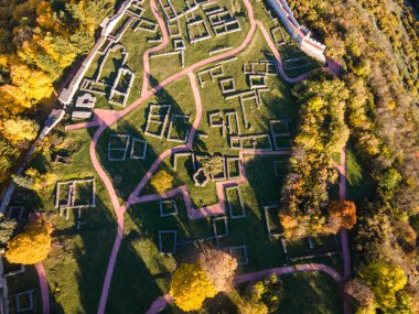 Bulgaristan 'ın Pernik kenti yakınlarındaki Ortaçağ Krakra kalesinin hava manzarası