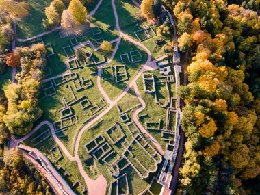 Bulgaristan 'ın Pernik kenti yakınlarındaki Ortaçağ Krakra kalesinin hava manzarası