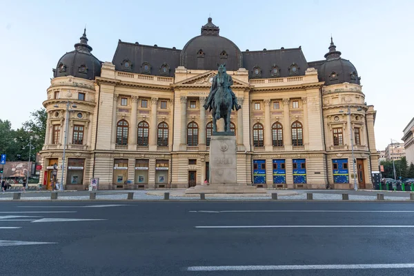 Bukaresz Rumunia Sierpnia 2021 Jeździecki Posąg Karola Przed Biblioteką Uniwersytecką — Zdjęcie stockowe