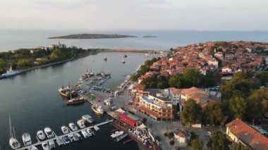 Bulgaristan 'ın Burgaz Bölgesi' ndeki Sozopol limanı ve eski kentin hava gün batımı manzarası