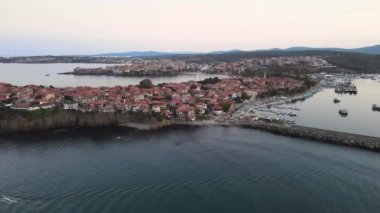Bulgaristan 'ın Burgaz Bölgesi' ndeki Sozopol limanı ve eski kentin hava gün batımı manzarası