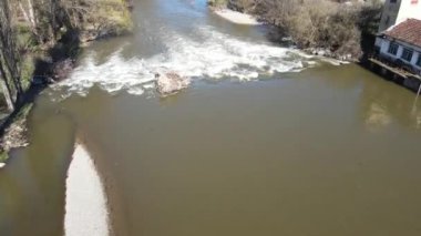Bulgaristan 'ın Kyustendil ilinin Nevestino kentindeki Struma Nehri' nin hava manzarası