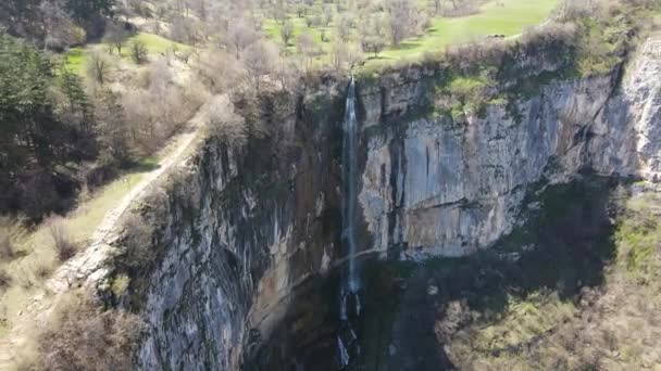 Vista Aérea Cascada Skaklya Cerca Del Pueblo Zasele Montañas Los — Vídeos de Stock