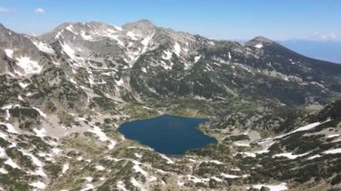 Bulgaristan 'ın Pirin Dağı' ndaki Popovo Gölü 'nün şaşırtıcı hava manzarası