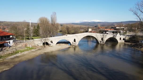 Widok Lotu Ptaka Kadin Wieczny Kamienny Most Łukowy Nad Rzeką — Wideo stockowe