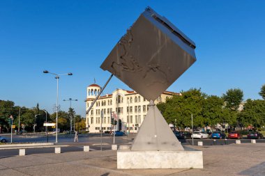 Selanik, Yunanistan - 22 Eylül 2019: Selanik, Orta Makedonya ve Yunanistan 'da dünya küp heykel