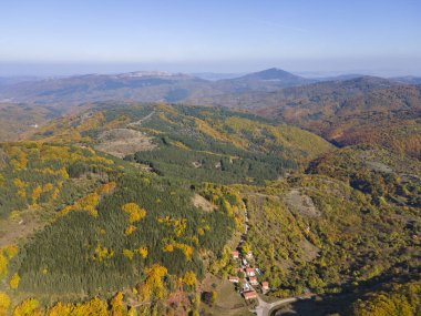 Bulgaristan 'ın Pernik Bölgesi, Kamenititsa zirvesi yakınlarındaki Erul dağının şaşırtıcı sonbahar manzarası