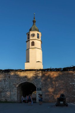 BELGRAD, SERBIA - 12 Ağustos 2019: Belgrad Kalesi ve Sırbistan 'ın merkezindeki Kalemegdan Park' ın şaşırtıcı gün batımı manzarası
