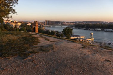 BELGRAD, SERBIA - 12 Ağustos 2019: Belgrad Kalesi ve Sırbistan 'ın merkezindeki Kalemegdan Park' ın şaşırtıcı gün batımı manzarası