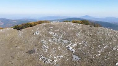 Bulgaristan 'ın Pernik Bölgesi Golemi zirvesi yakınlarındaki Erul dağının şaşırtıcı sonbahar manzarası