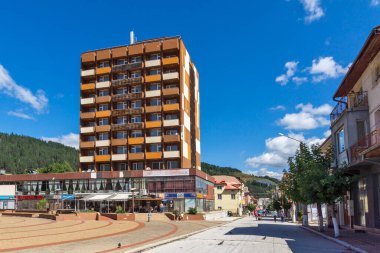 ÇEPELARE, BULGARIA - 7 Ağustos 2021: Bulgaristan 'ın ünlü kayak merkezi Chepelare, Smolyan Bölgesi, Bulgaristan