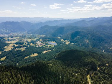 Bulgaristan 'ın Smolyan gölleri yakınlarındaki Rodop Dağlarının Hava Panoraması